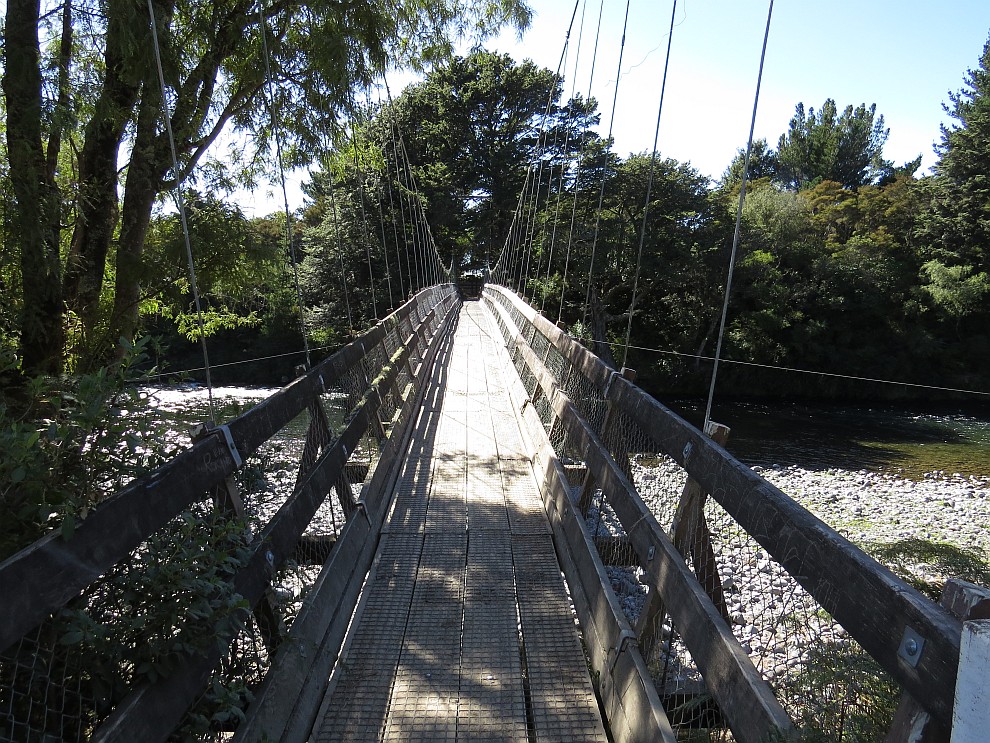 Hängebrücke über den Tongariro River